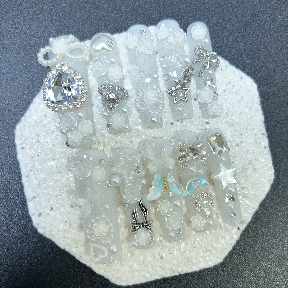 Nail Art Love - 10個入り キュートなジライ系ホワイトハンドメイドつけ爪 3Dボウスターローズラブダイヤモンドグリッターフェイクネイル スパイシーガール Y2K ロングネイルアート