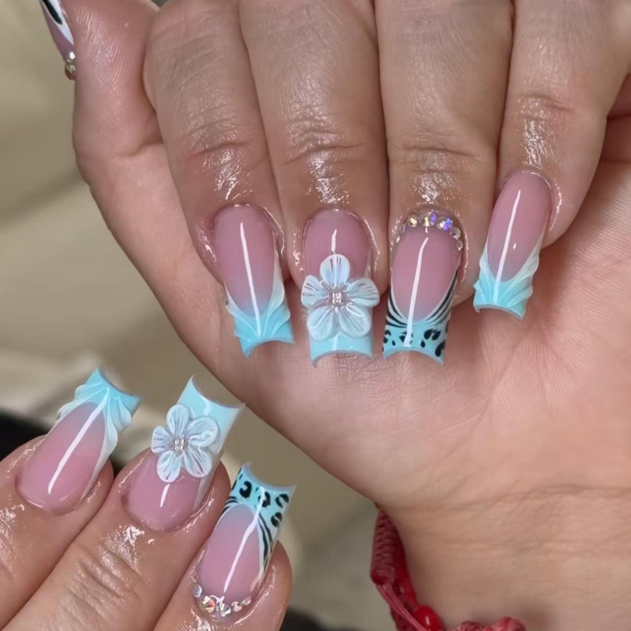 Nail Art Orange - 女性用ミディアムサイズのフェイクネイル、女の子向け3Dエンボスフラワー、オレンジとブルーの春夏向けフレンチスタイル、プレスオン式つけ爪ネイルアート