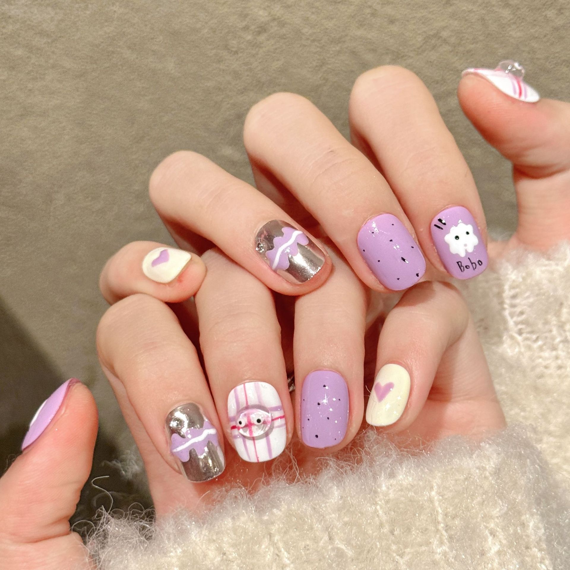 10個入り手作りプレスショートラウンドネイルアート、紫色の面 - Nail Art Love のレビューと価格
